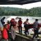Petugas gabungan saat mengevakuasi salah satu korban yang tewas setelah tenggelam di kawasan Situ Gunung