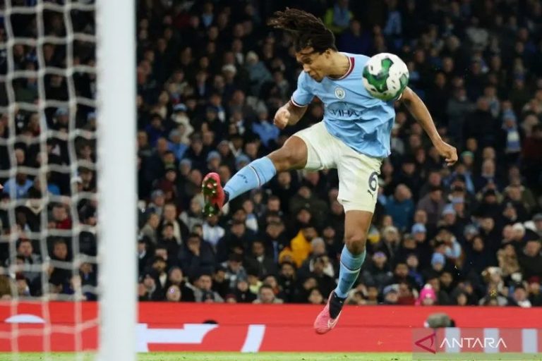 Pesepak bola Manchester City Nathan Ake
