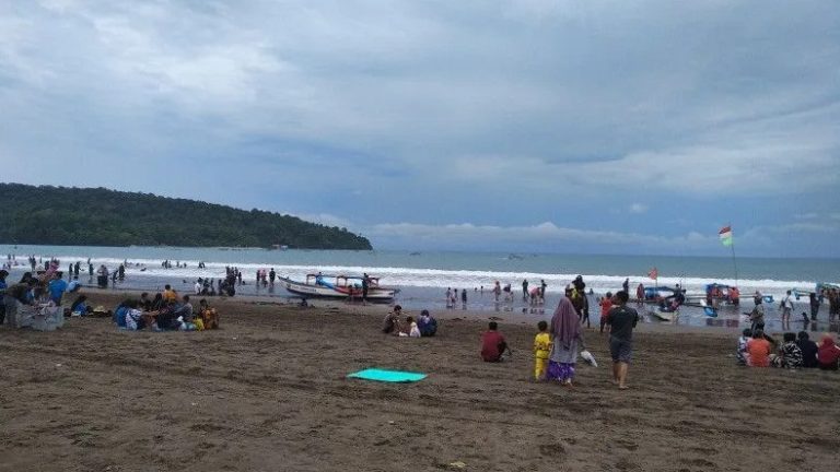 Suasana di Pantai Pangandaran