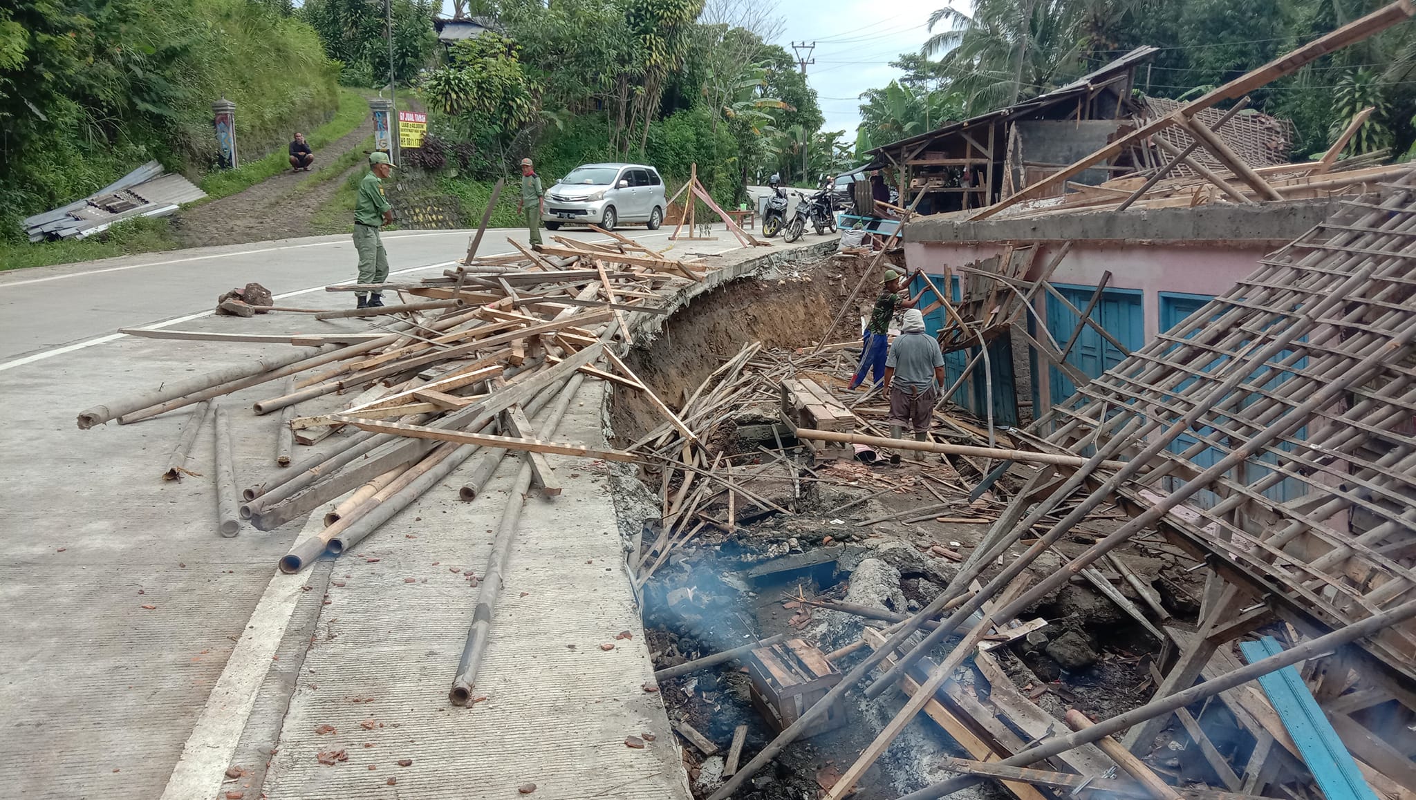Kondisi bangunan rumah dan ruas jalan Provinsi Sukabumi-Sagaranten