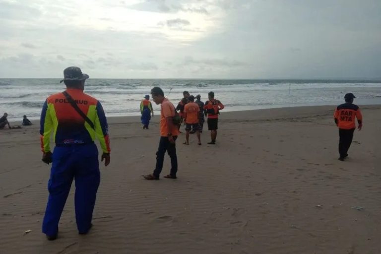 Sejumlah petugas tim SAR gabungan