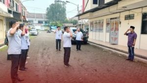 Ketua KPU Kabupaten Sukabumi saat memimpin Apel Pagi.