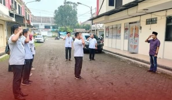Ketua KPU Kabupaten Sukabumi saat memimpin Apel Pagi.