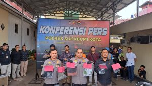 Kapolres Sukabumi Kota AKBP SY Zainal Anidin saat memperlihatkan sejumlah barang bukti