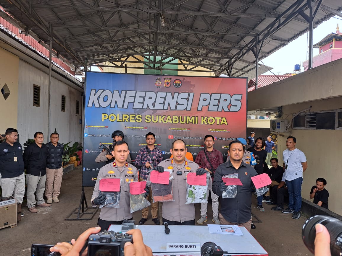 Kapolres Sukabumi Kota AKBP SY Zainal Anidin saat memperlihatkan sejumlah barang bukti