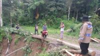 Petugas gabungan saat meninjau lokasi tanah longsor yang mengancam bahu jalan di Kampung Cilobak, RT 06/RW 02, Desa Limusnunggal, Kecamatan Bantargadung, pada beberapa bulan lalu.