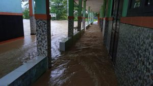 Kondisi Sekolah di Ciemas Sukabumi Terendam Banjir, Pelajar Dipulangkan Lebih Cepat