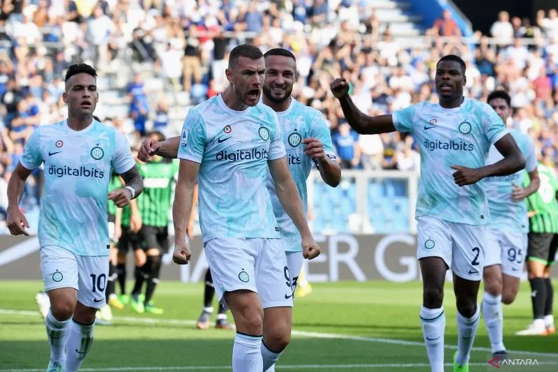Penyerang Inter Milan Edin Dzeko (kedua