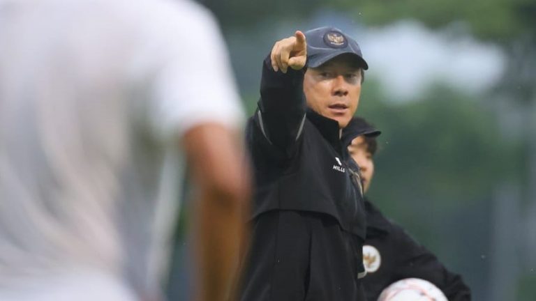 Shin Tae-yong saat memimpin latihan skuad Indonesia