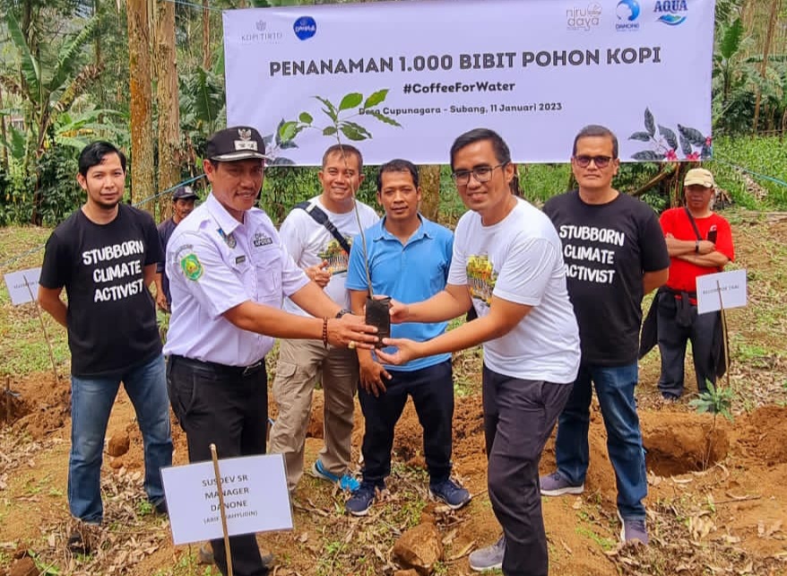 pabrik Danone-AQUA di Jawa Barat melakukan penanaman pohon kopi di Desa Cupunagara, Kecamatan Cisalak, Kabupaten Subang pada 11 Januari 2023.
