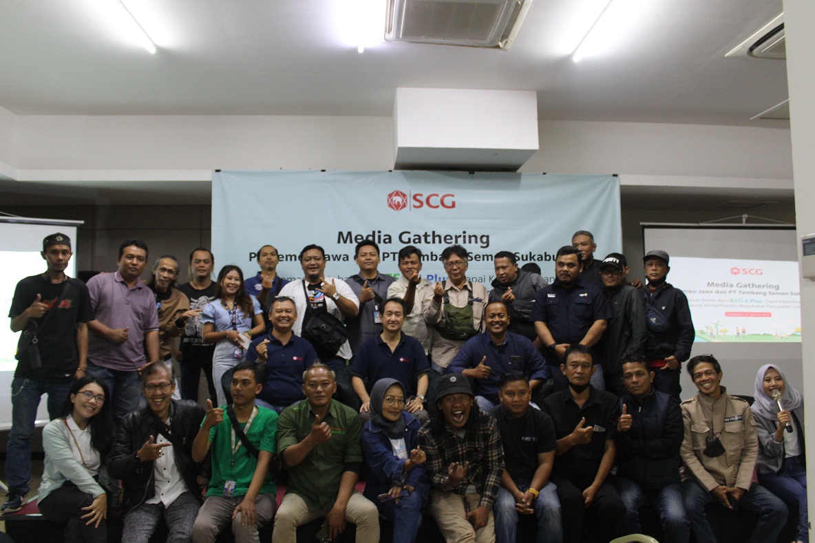 Government Liaison and Community Relation Manager PT SCG Indra Leksono, bersama jajarannya saat foto bersama puluhan awak media