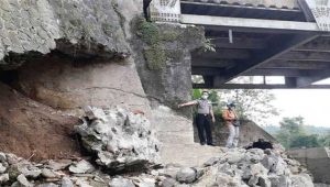 Jembatan Padabeunghar Sukabumi Terancam Ambruk