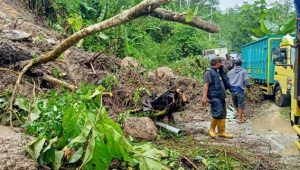 Longsor Tutup Jalan Cidolog Sukabumi