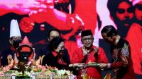 Ketua Umum DPP PDI Perjuangan Megawati Soekarnoputri saat memberikan nasi tumpeng kepada Presiden Joko Widodo dalam puncak Peringatan HUT Ke-50 PDIP di JIExpo Kemayoran, Jakarta, Selasa (10/1/2023). ANTARA/HO-DPP PDI Perjuangan