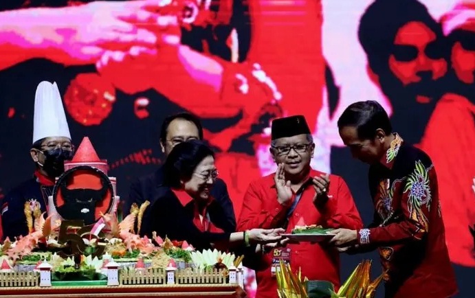 Ketua Umum DPP PDI Perjuangan Megawati Soekarnoputri saat memberikan nasi tumpeng kepada Presiden Joko Widodo dalam puncak Peringatan HUT Ke-50 PDIP di JIExpo Kemayoran, Jakarta, Selasa (10/1/2023). ANTARA/HO-DPP PDI Perjuangan