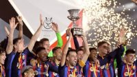 Kapten Barcelona mengangkat trofi Piala Super Spanyol