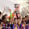 Kapten Barcelona mengangkat trofi Piala Super Spanyol