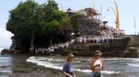 Wisatawan menikmati suasana objek wisata Tanah Lot Bali