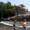 Wisatawan menikmati suasana objek wisata Tanah Lot Bali
