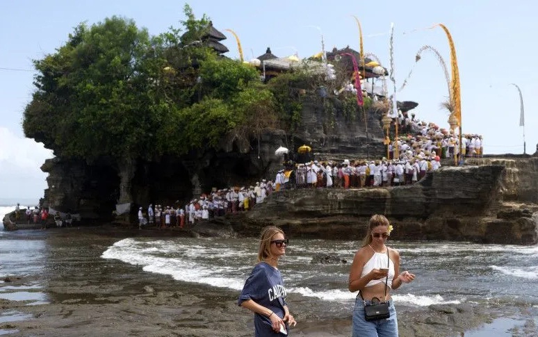 Wisatawan menikmati suasana objek wisata Tanah Lot Bali