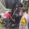 Petugas gabungan saat memadamkan api yang membakar rumah kontrakan di Jalan Selabintana