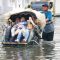 BERUBAH MIRIP SUNGAI: Becak menjadi satu-satunya alat transportasi umum yang bisa melintasi banjir di kawasan Kota Lama Semarang, Jawa Tengah, kemarin (31/12). (NURCHAMIM/JAWA POS RADAR SEMARANG)