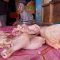 Salah seorang pedagang saat berjualan Daging ayam potong