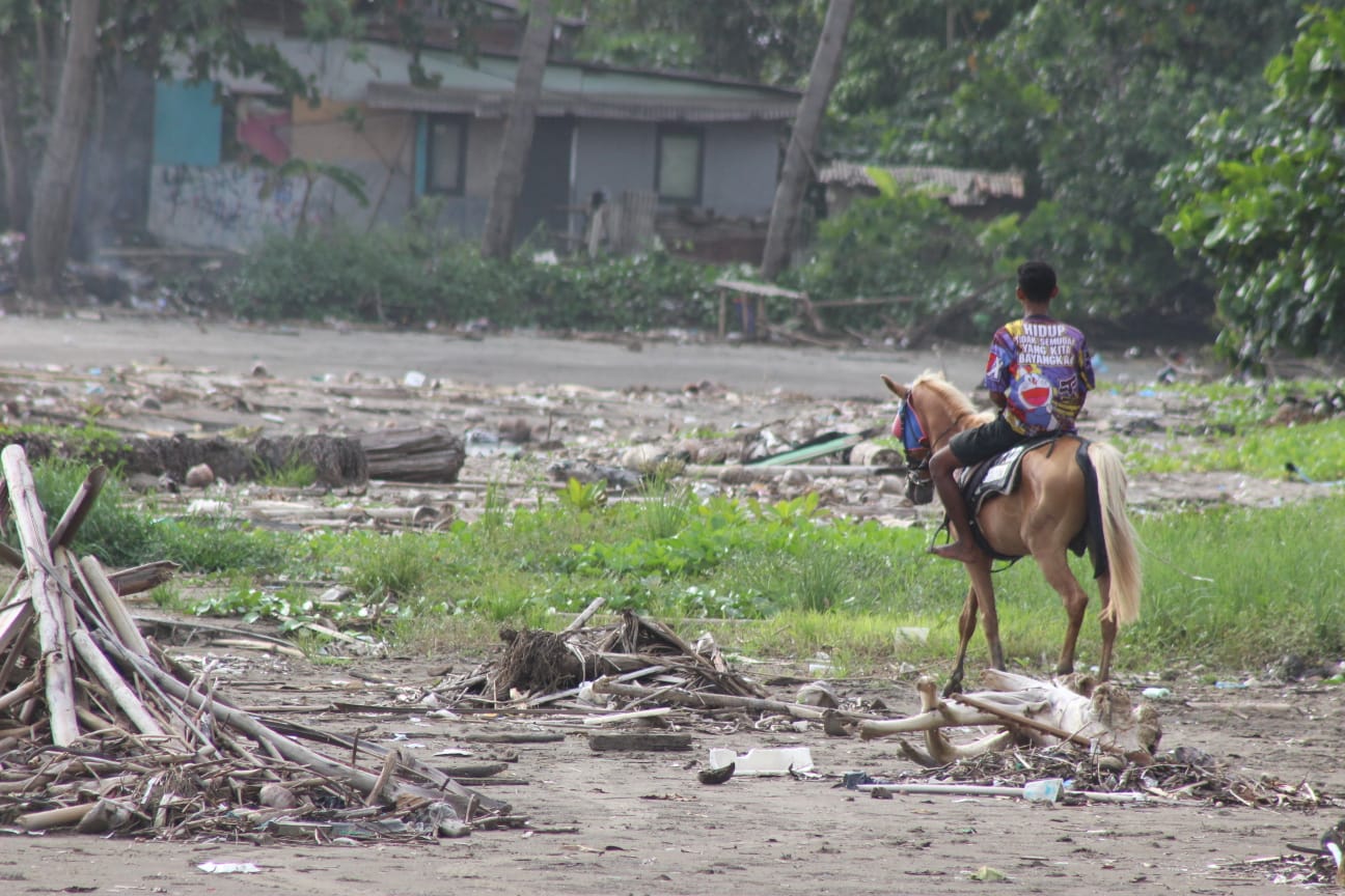 Suasana serakan sampah di areal pantai Citepus Muara, Desa Citepus, Kecamatan Palabuhanratu