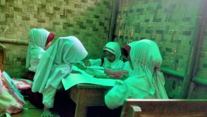 Kondisi Puluhan Siswa SDN Suradita Gegerbitung Sukabumi Belajar di Sekolah Darurat Usai Diterjang Pergerakan Tanah