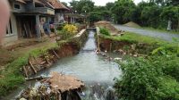 saluran irigasi Ciawi Pasirmalang tepatnya di Kampung Banjarsari Desa Wanasari Kecamatan Surade rusak setelah diterjang longsor