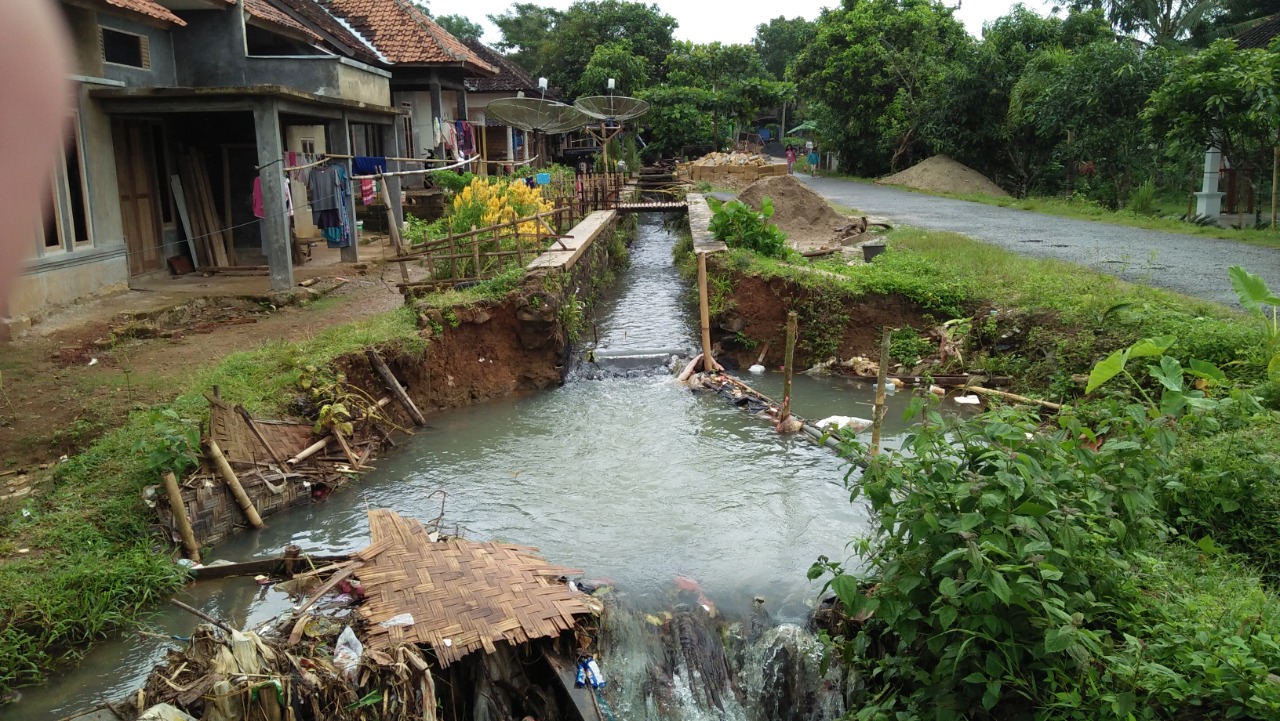 saluran irigasi Ciawi - Pasirmalang, tepatnya di Kampung Banjarsari, Desa Wanasari, Kecamatan Surade, rusak setelah diterjang longsor.