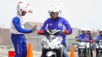 Safety riding Pengendara perempuan juga harus memahami jika adanya potensi bahaya melatih dan menguasai keterampilan berkendara di jalan raya