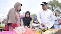 Wakil Gubernur Jawa Barat, Uu Ruzhanul Ulum saat mendengarkan curahan masyarakat dan pedagang kaki lima yang terbelenggu pinjaman rentenir di pintu keluar kawasan PT GSI Cikembar