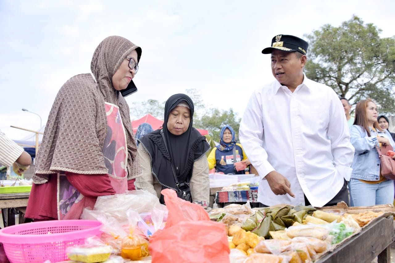Wakil Gubernur Jawa Barat, Uu Ruzhanul Ulum saat mendengarkan curahan masyarakat dan pedagang kaki lima yang terbelenggu pinjaman rentenir di pintu keluar kawasan PT GSI Cikembar