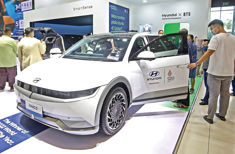 Booth Hyundai yang memajang produk Hyundai Ioniq5.