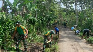 Bareng Warga, Prajurit Yon Armed 13/ Sukabumi Bersih-bersih Lingkungan Desa Caringin Kulon