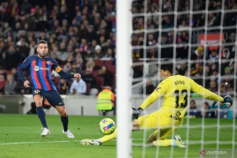 Bek Barcelona Jordi Alba (kiri) menendang bola untuk mencetak gol pada