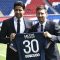 Presiden Paris Saint-Germain Nasser Al-Khelaifi (kiri) berfoto