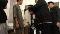 Bupati Sukabumi pada saat memberikan Kartu Indonesia Sehat (KIS)