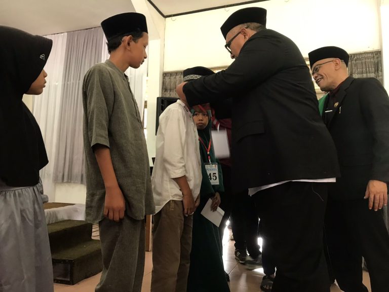 Bupati Sukabumi pada saat memberikan Kartu Indonesia Sehat (KIS)