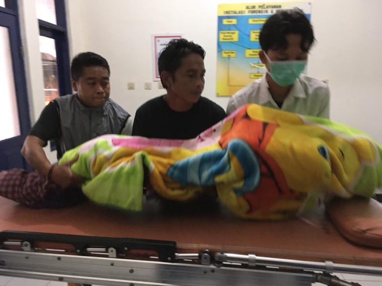Jenazah Jajang (62), korban tertimpa pohon kelapa