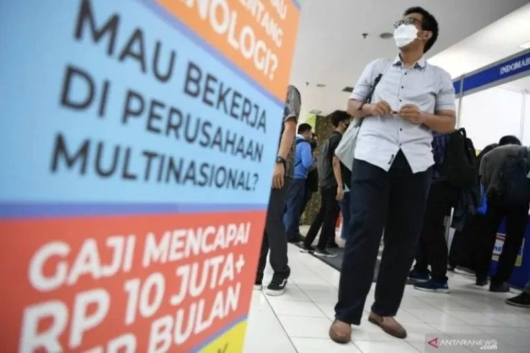 Sejumlah pencari kerja mengunjungi pameran bursa kerja