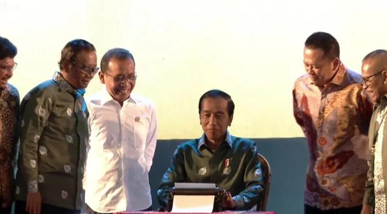 Presiden Joko Widodo mengetikkan tulisan HPN menggunakan mesin ketik tua