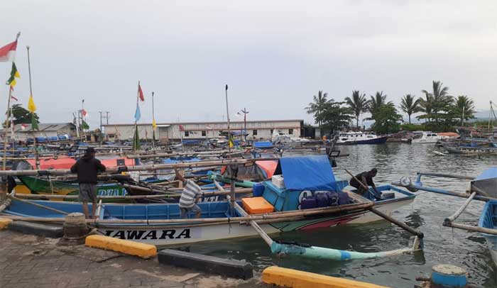 Perahu Nelayan di Parkir di Dermaga Palabuhanratu