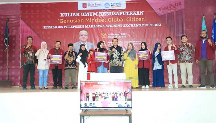 Para mahasiswa foto bersama Rektor Nusa Putra, Kurniawan