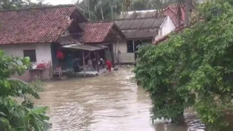 Banjir luapan Kali Ulu merendam permukiman warga di Desa Tanjungsari, Kecamatan Cikarang Utara