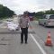 Petugas melakukan olah TKP kecelakaan lalu lintas di Tol Cipali
