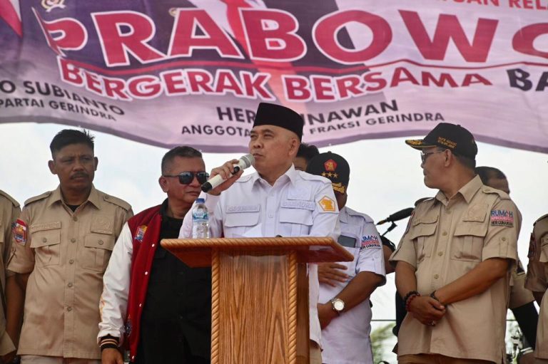 Ketua DPP Partai Gerindra Heri Gunawan (Hergun) saat menyampaikan sambutan dalam acara peringatan HUT ke-15 Partai Gerindra dan Konsolidasi serta Silaturahmi SATRIA di Lapangan Sepak Bola Pakuwon, Desa Cibodas, Kecamatan Bojonggenteng, Kabupaten Sukabumi, Sabtu (11/2).