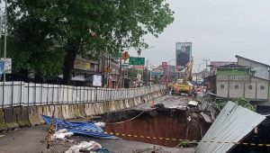 Jalan Sukabumi – Bogor Terputus Total, Supir Kendaraan Umum : Turunkan Tarif Tol !