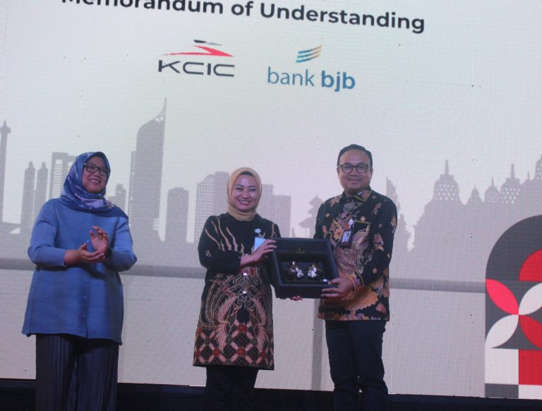 Penandatanganan MoU dilakukan oleh Direktur Komersial & UMKM bjb Nancy